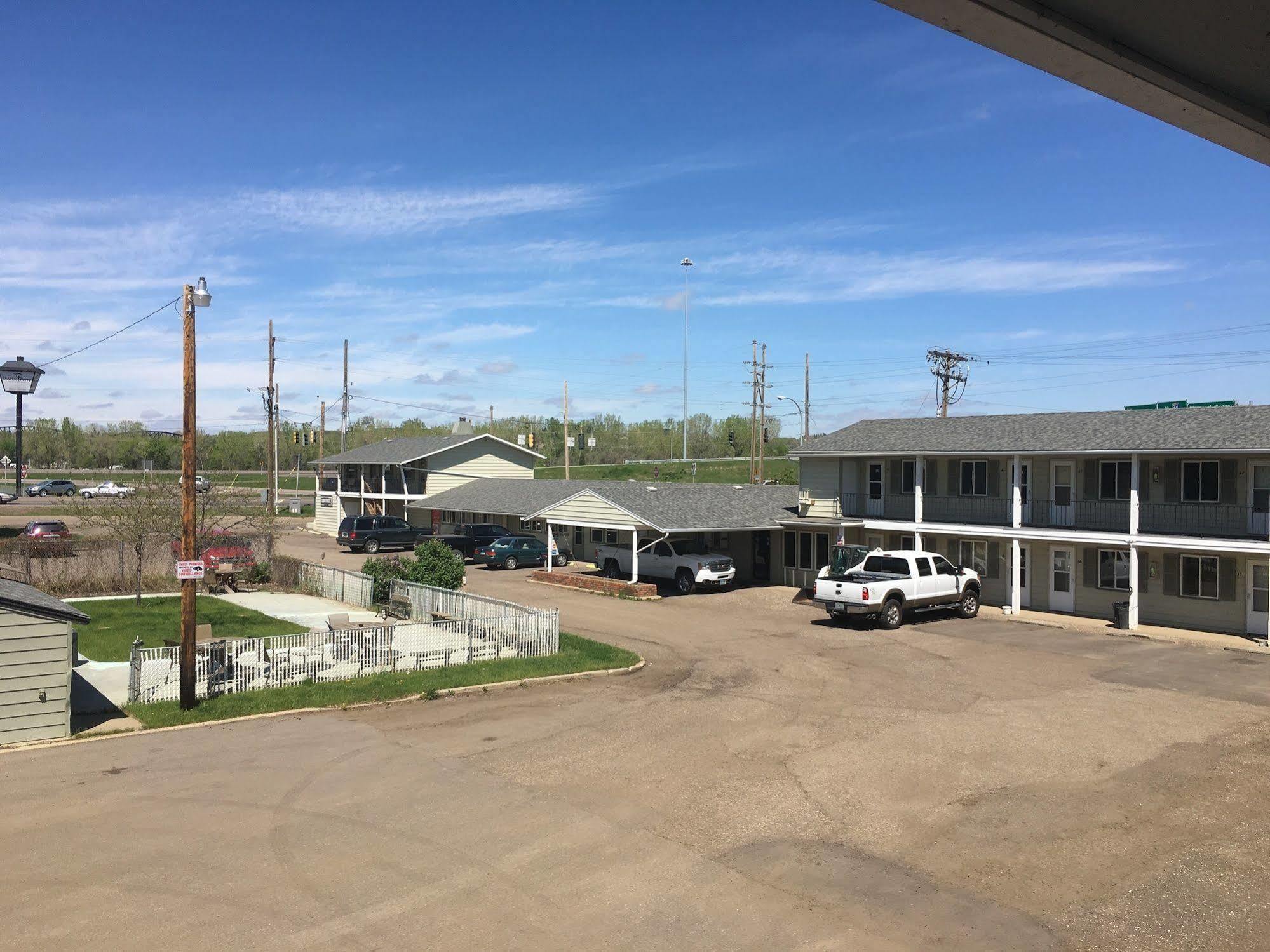 Colonial Motel And Rv Park Mandan Eksteriør bilde